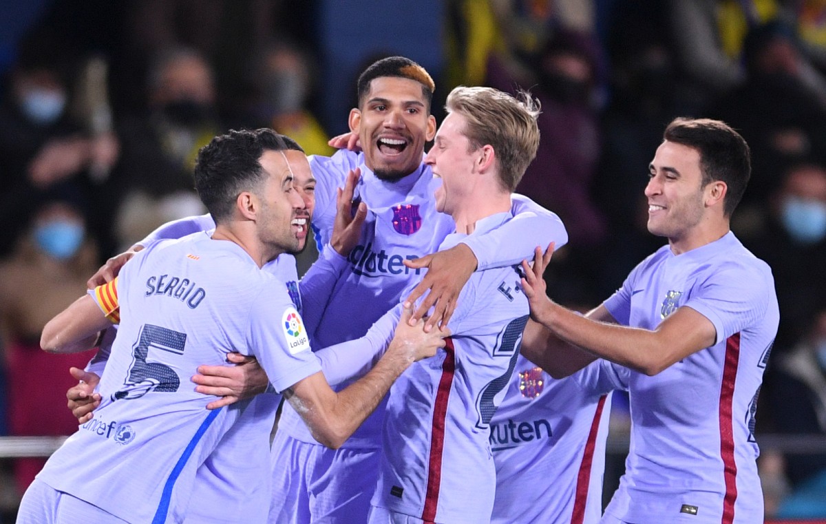 Man City and PSG leapfrog Manchester United in De Jong race