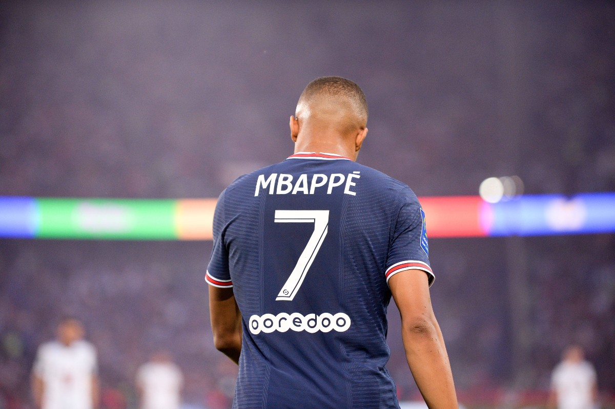 Mbappe set to stay at PSG for another 2 years on huge salary Mbappe set to stay at PSG for another 2 years on huge salary