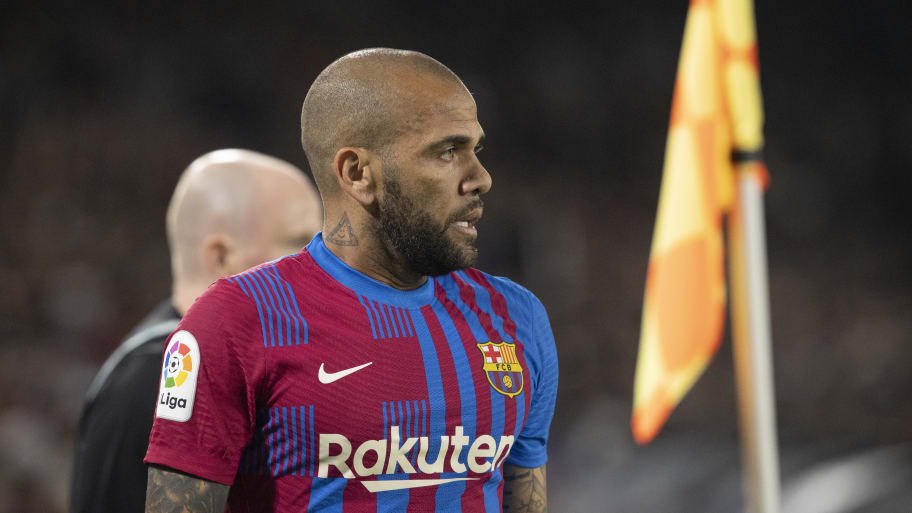 Barcelona ‘informs’ Dani Alves he won’t be offered new contract Barcelona ‘informs’ Dani Alves he won’t be offered new contract