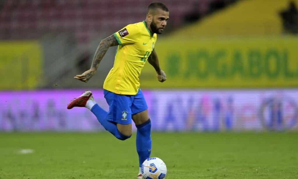 Dani Alves aims parting shot at Barcelona