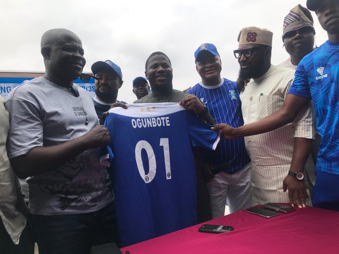 Gbenga Ogunbote unveiled as new Shooting Stars head coach Gbenga Ogunbote unveiled as new Shooting Stars head coach