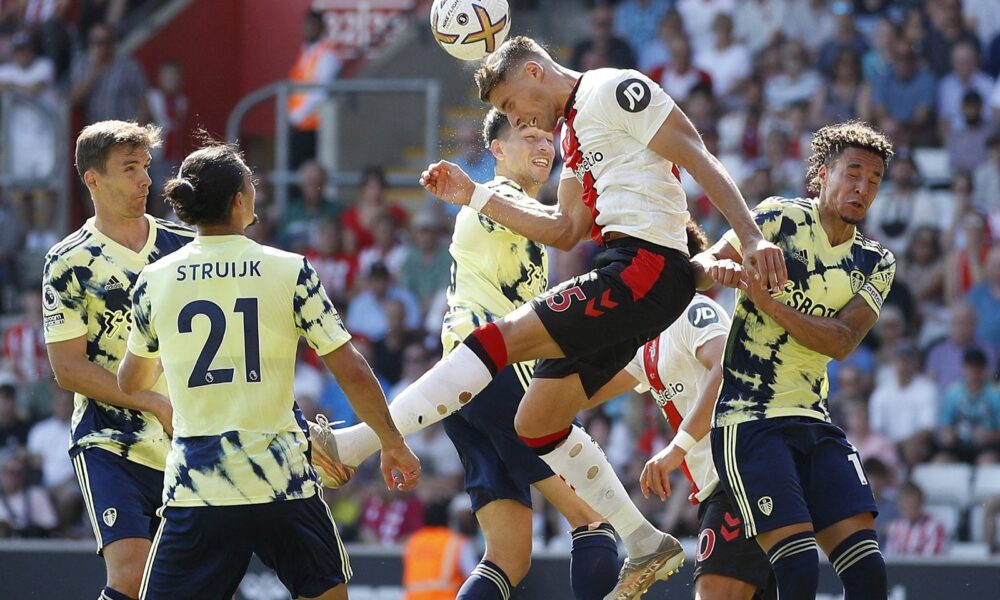 West Ham: Moyes in Bednarek talks