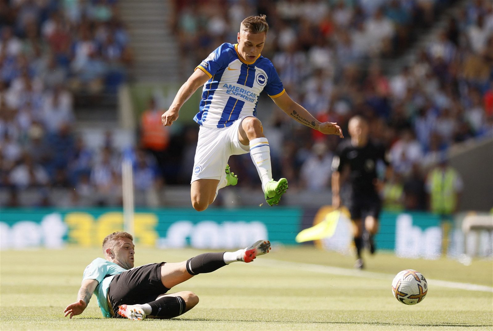 Everton eyeing Leandro Trossard transfer Everton eyeing Leandro Trossard transfer