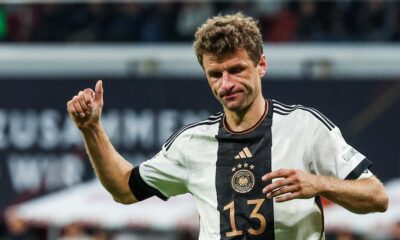 Müller admiring Merengue and Ancelotti