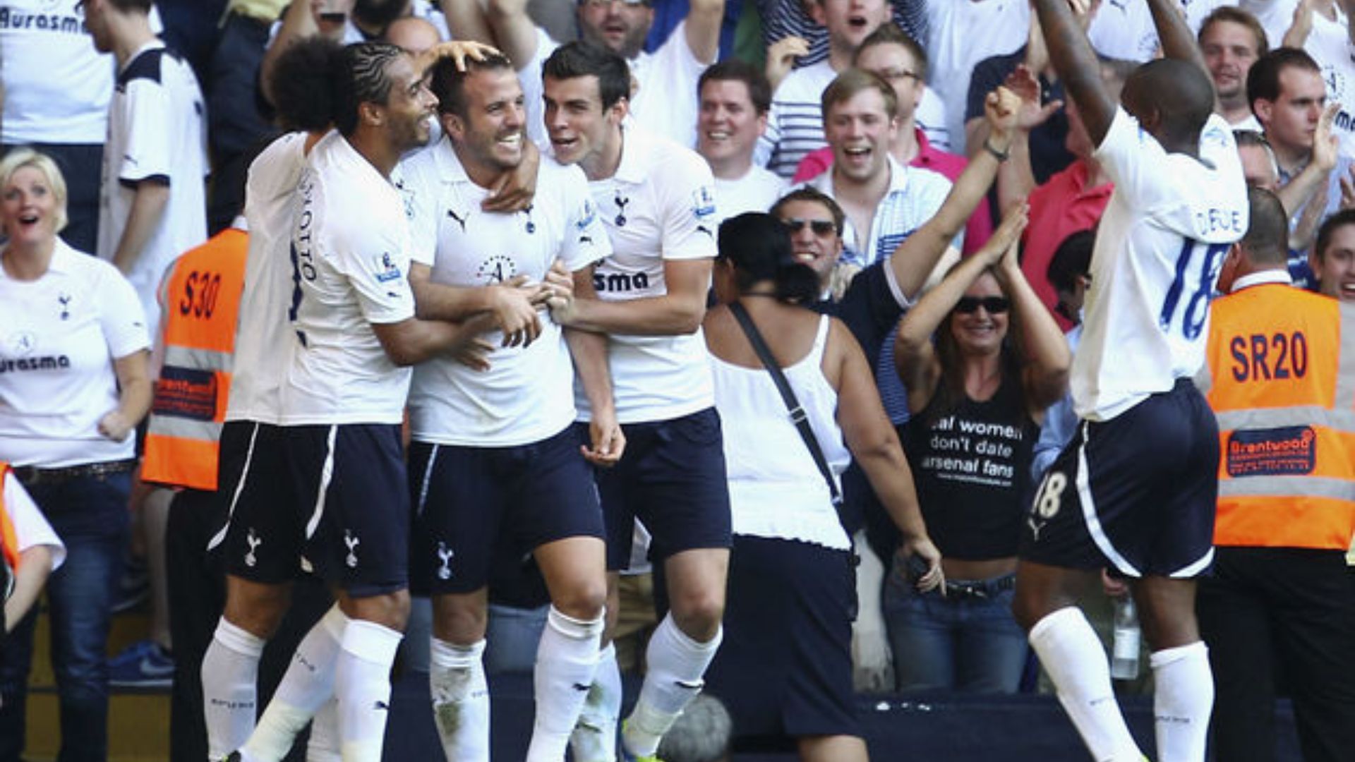 “…going at it, naked!” – Ex player reveals Spurs players had to be separated in the shower after tempers flared post game “…going at it, naked!” – Ex player reveals Spurs players had to be separated in the shower after tempers flared post game