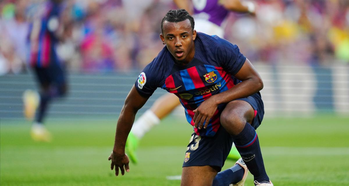 Xavi seems conquered by the positioning of Koundé on the right, the defender goes down in history! Xavi seems conquered by the positioning of Koundé on the right, the defender goes down in history!