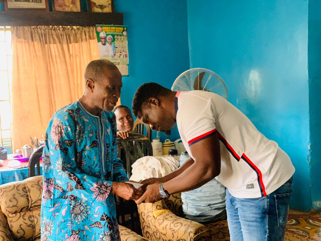 Daniel Ogunmodede Visits Former 3SC Gaffer, Niyi Akande Daniel Ogunmodede Visits Former 3SC Gaffer, Niyi Akande