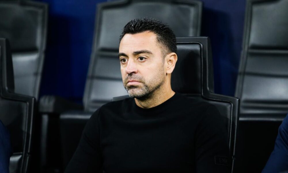 Xavi had to calm down a furious player in the locker room! Xavi had to calm down a furious player in the locker room!