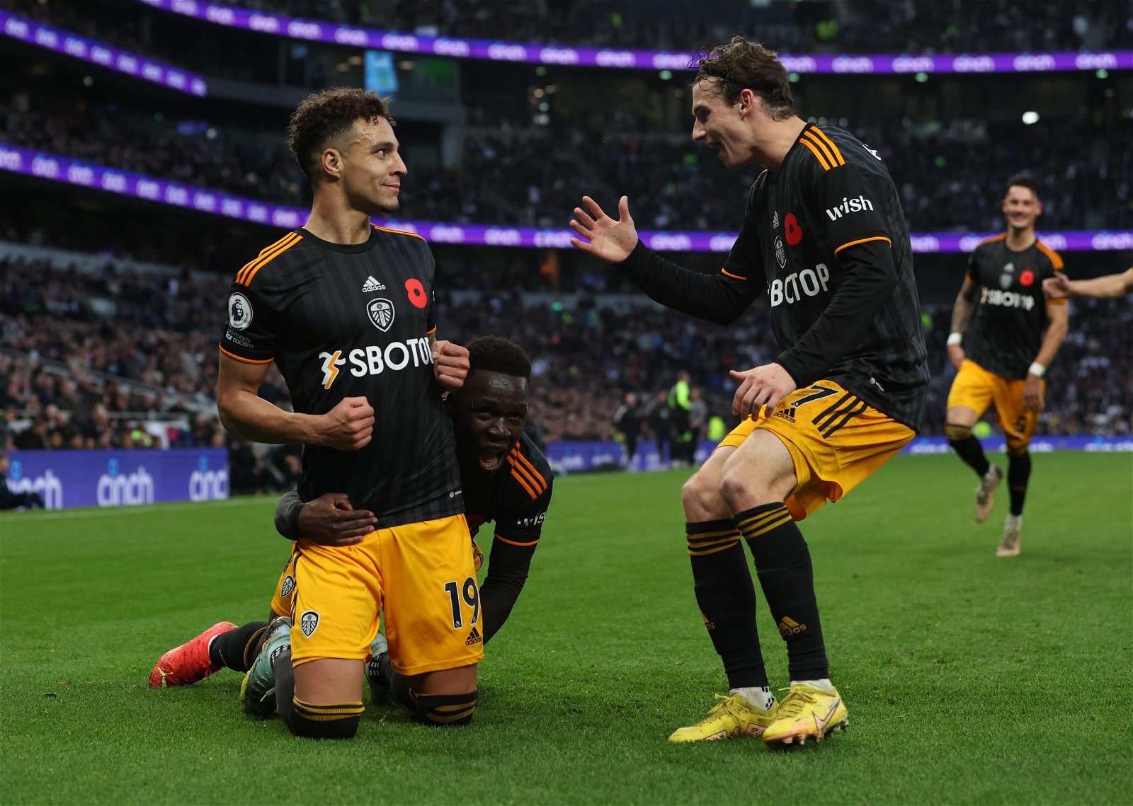 Leeds: Aaronson hits stride for World Cup Leeds: Aaronson hits stride for World Cup