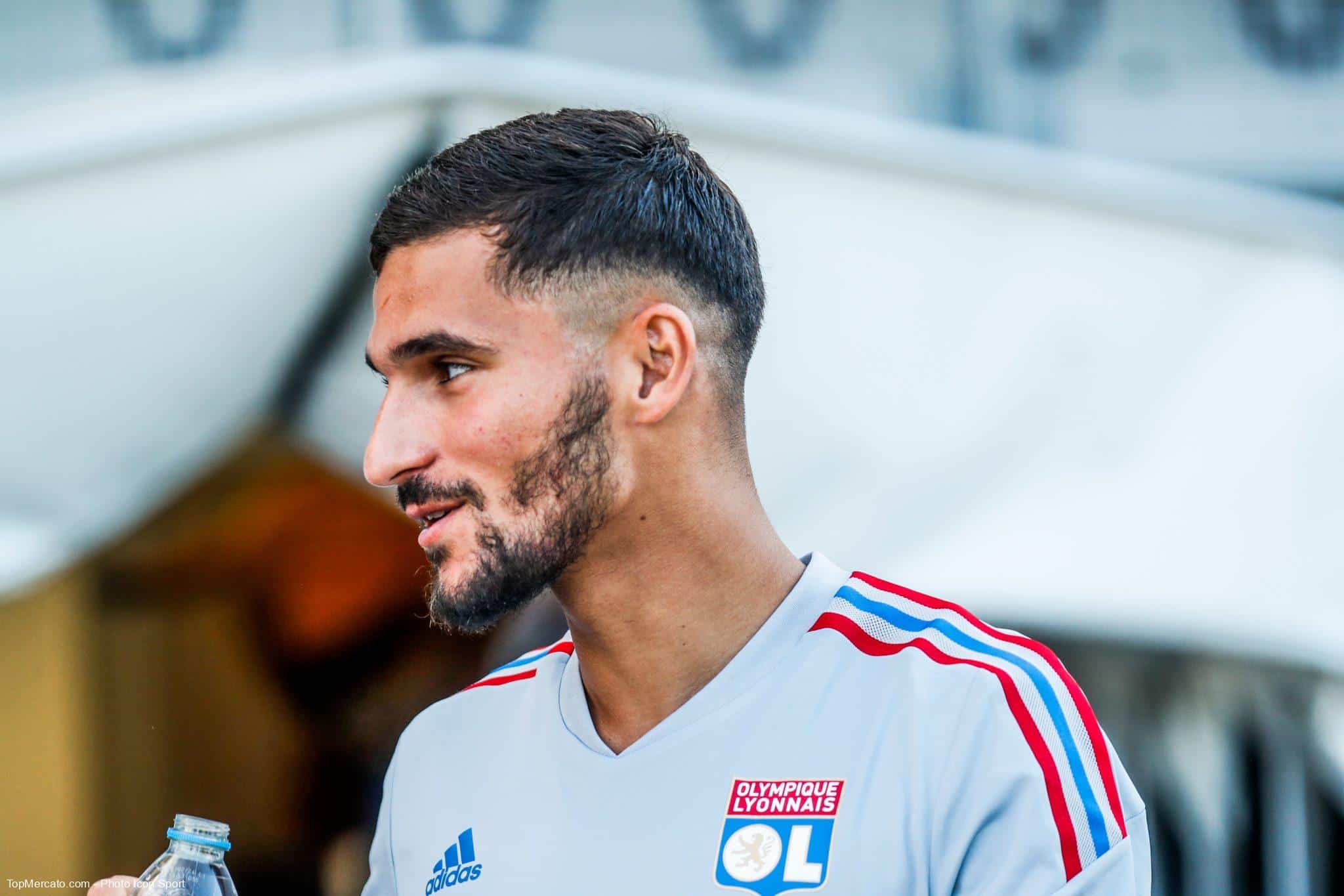 OL: An Italian cador rushes on Aouar OL: An Italian cador rushes on Aouar