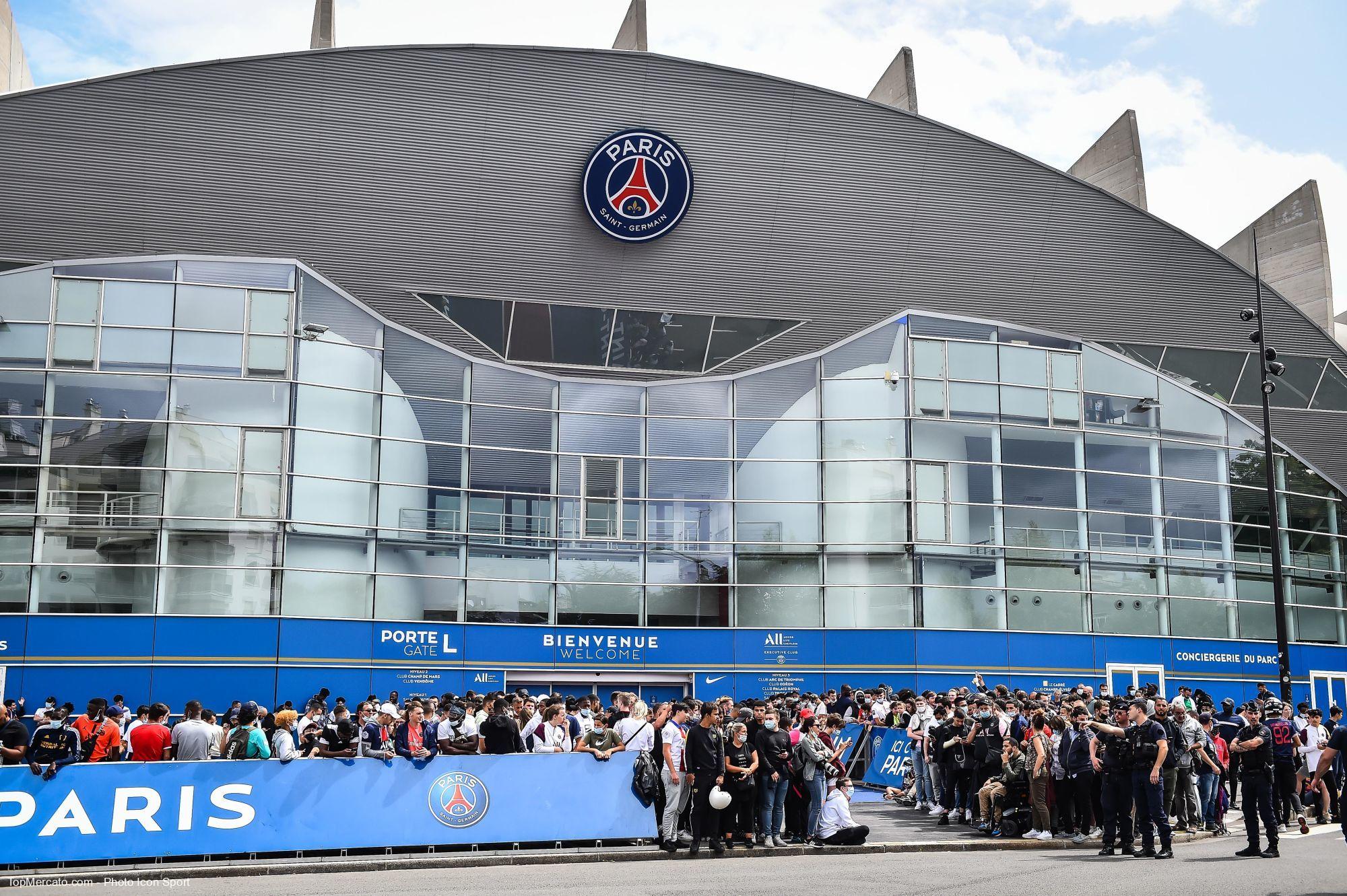 the town hall of Paris responds for the Parc des Princes the town hall of Paris responds for the Parc des Princes