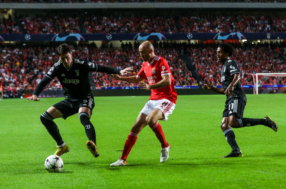 Dusan Vlahovic Manchester United Chelsea transfer battle