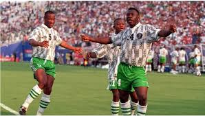 Mutiu Adepoju, Shorunmu And Finidi George Get The Keys Their Apartments From The FG 28 Years After Mutiu Adepoju, Shorunmu And Finidi George Get The Keys Their Apartments From The FG 28 Years After