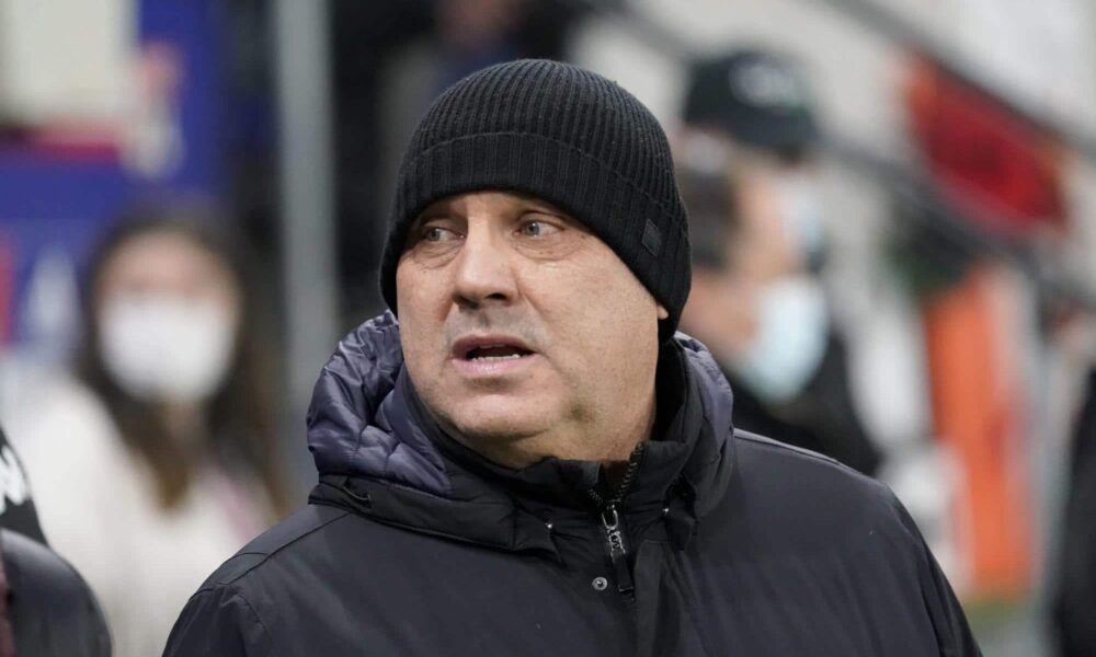 A coach closes the door to AS Saint-Etienne A coach closes the door to AS Saint-Etienne