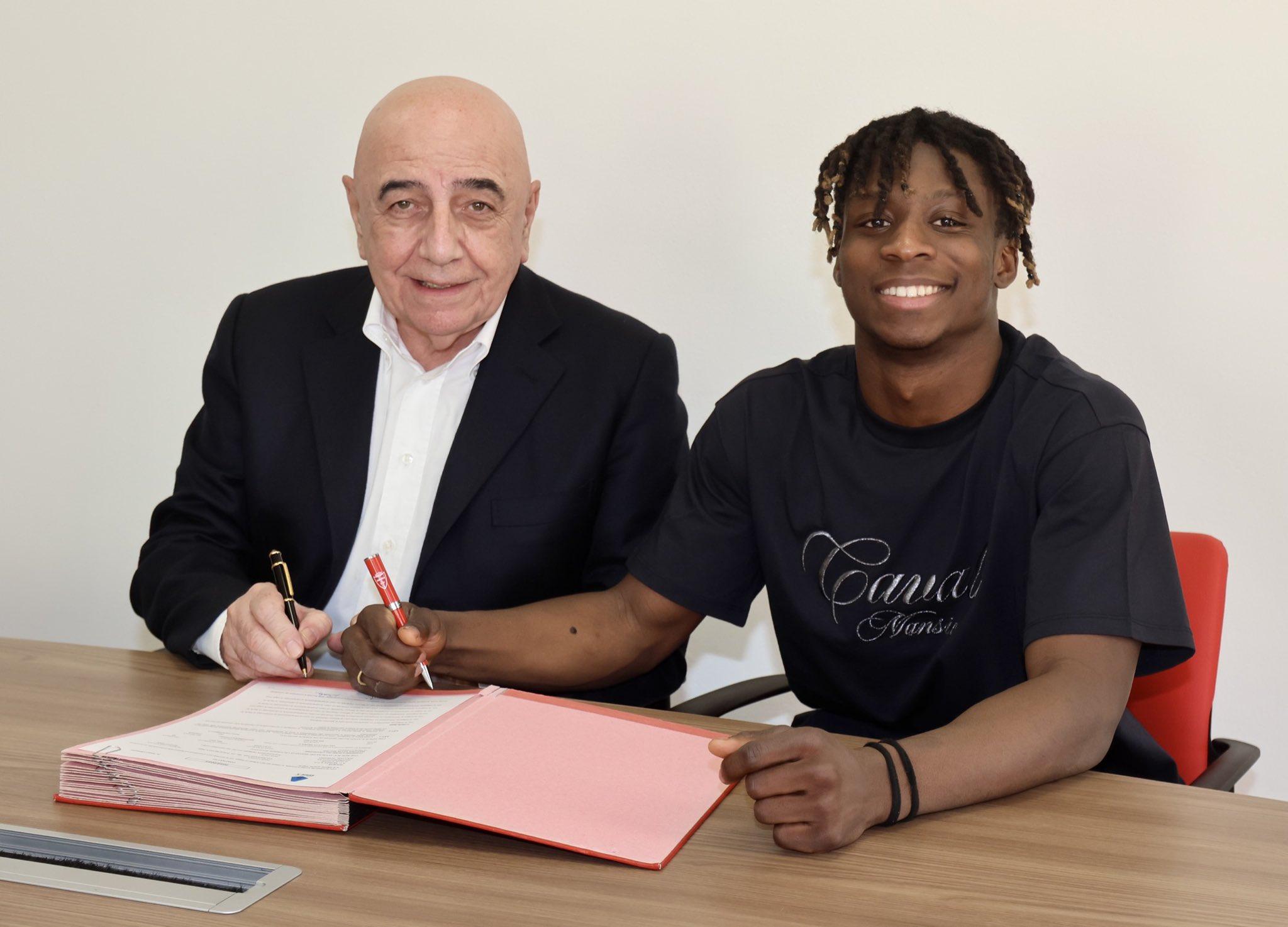 Obafemi Martins congratulates son on first professional contract in Italy Obafemi Martins congratulates son on first professional contract in Italy