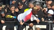 Caring Osimhen gives a hug and apologizes to a Spezia fan Caring Osimhen gives a hug and apologizes to a Spezia fan