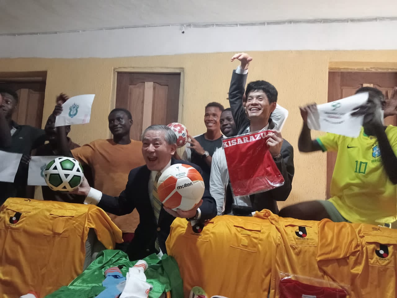 Japan Ambassador Visits Igamu Tiger FC Camp… Donates Football Items Japan Ambassador Visits Igamu Tiger FC Camp… Donates Football Items