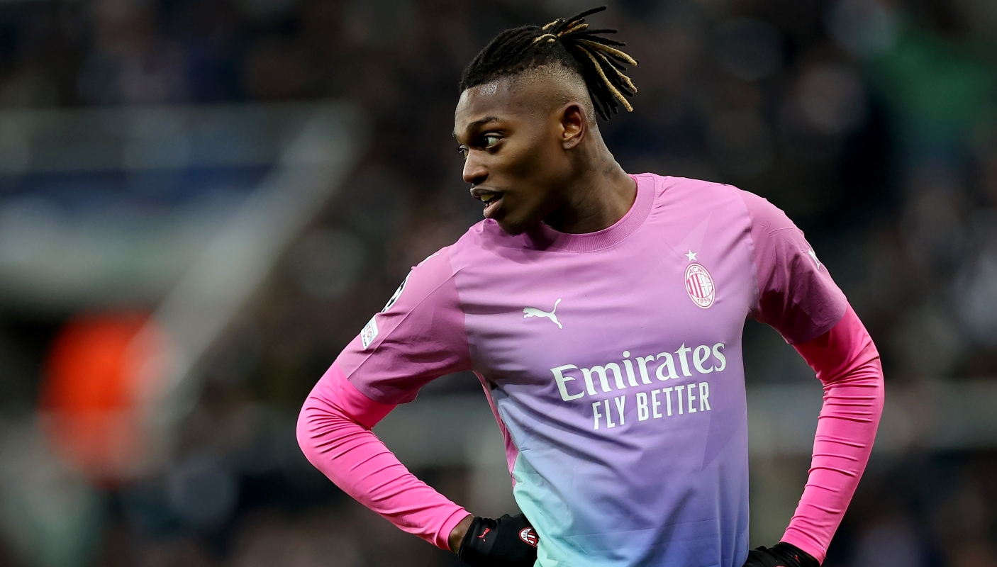 Video: Rafael Leao seemingly reacts to boos from Milan fans Video: Rafael Leao seemingly reacts to boos from Milan fans