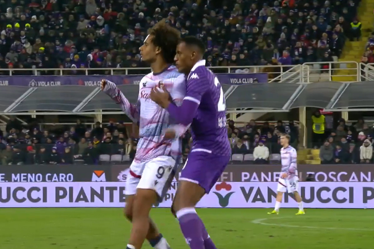 Video: Yerry Mina lets Zirkzee know he is there Video: Yerry Mina lets Zirkzee know he is there