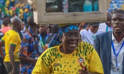 Kwara United Superfan ‘Iya Oniguguru’ Receives N500,000 Donation Kwara United Superfan ‘Iya Oniguguru’ Receives N500,000 Donation
