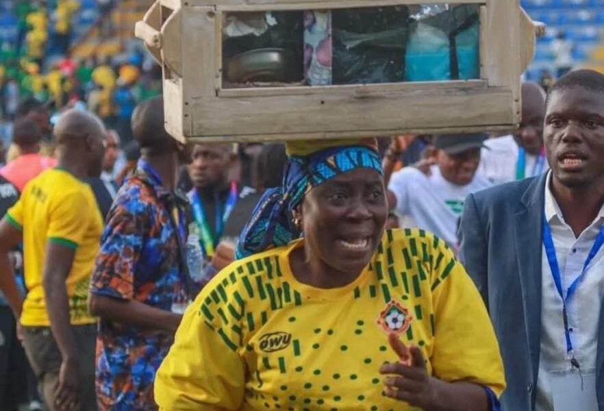 Kwara United Superfan ‘Iya Oniguguru’ Receives N500,000 Donation Kwara United Superfan ‘Iya Oniguguru’ Receives N500,000 Donation