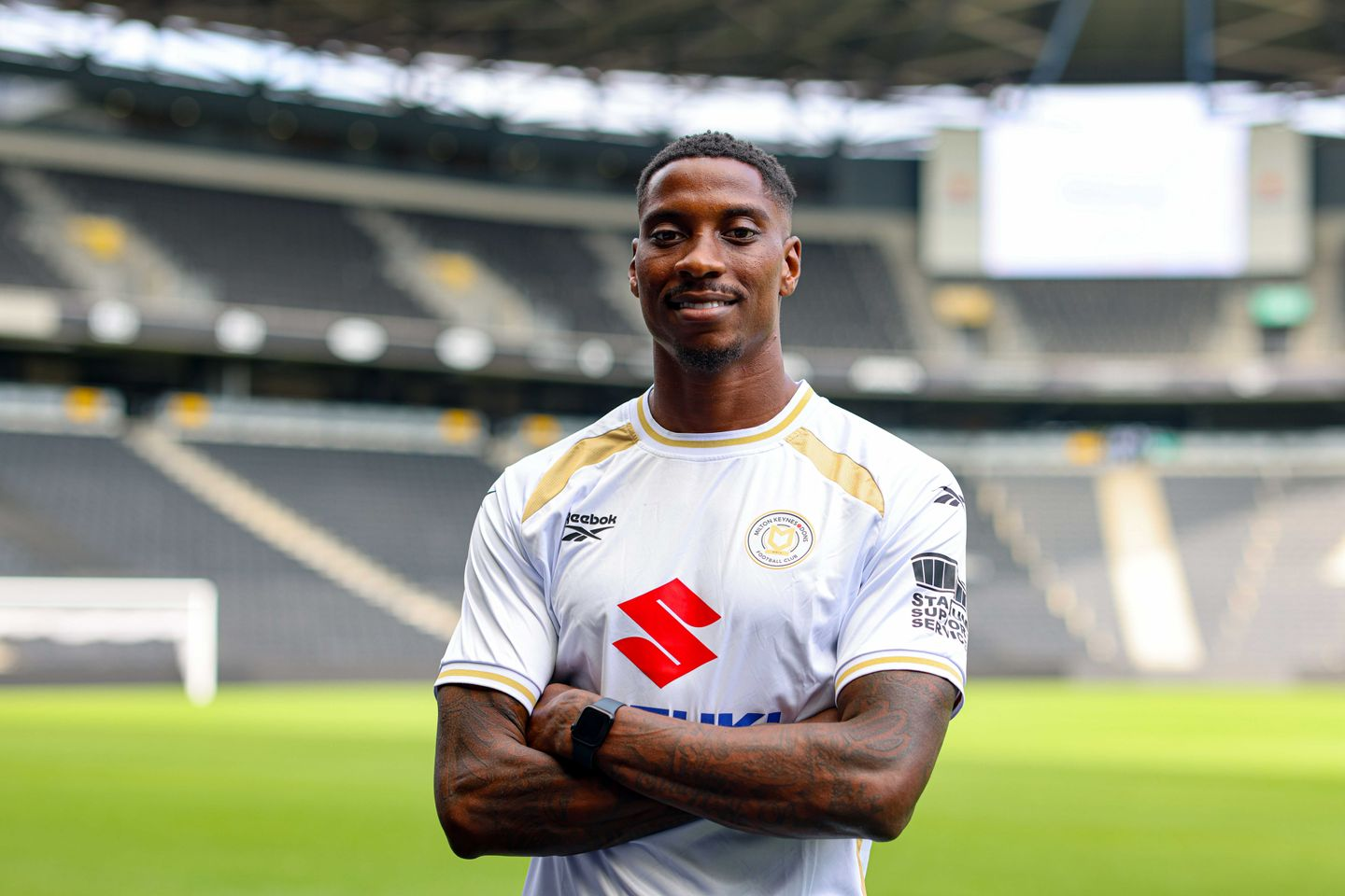 OFFICIAL: Marvin Ekpiteta joins MK Dons in undisclosed transfer from Hibernian