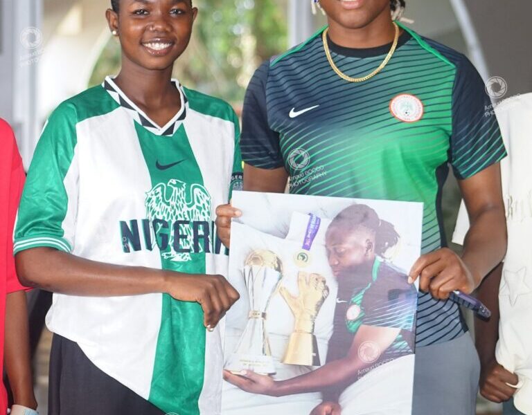 A Gesture of Respect: Togo’s Gloria Amégnétou pays tribute to Nigeria’s Chiamaka Nnadozie in Lomé