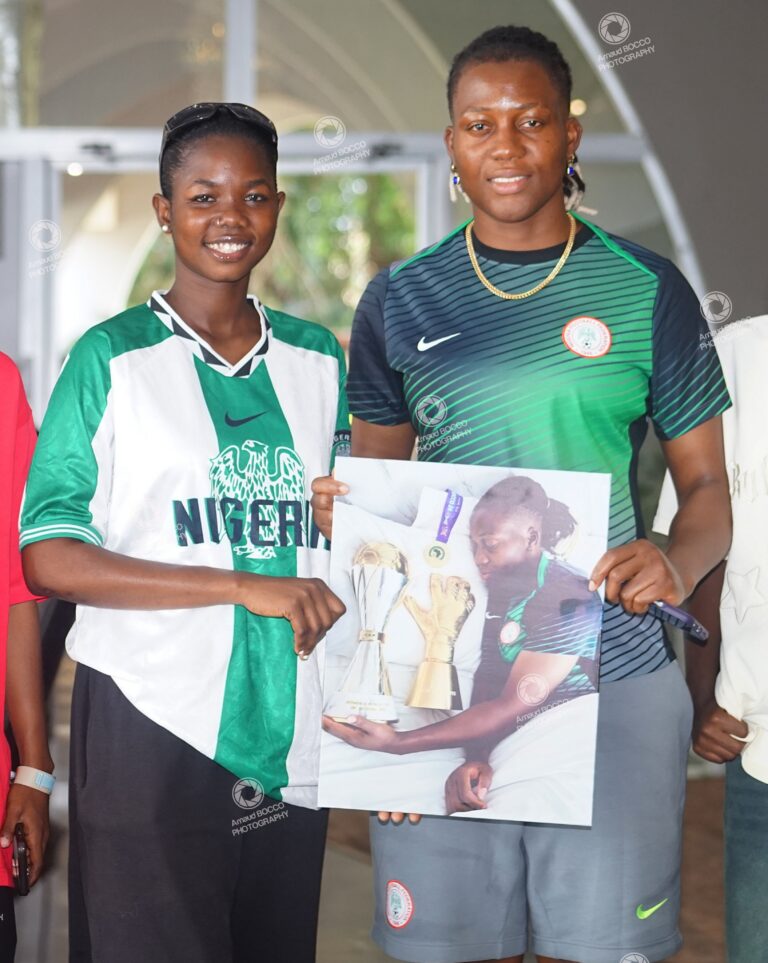 A Gesture of Respect: Togo’s Gloria Amégnétou pays tribute to Nigeria’s Chiamaka Nnadozie in Lomé