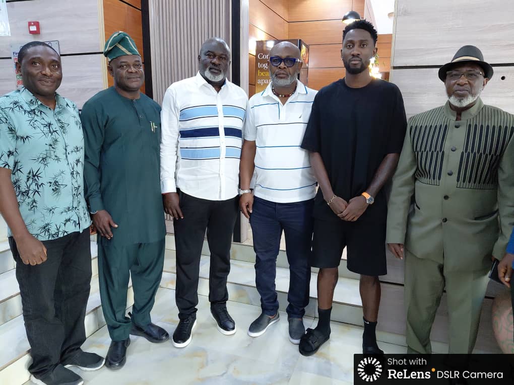 NFF Delegation Visits Wilfred Ndidi in Asaba Ahead of Father’s Burial NFF Delegation Visits Wilfred Ndidi in Asaba Ahead of Father’s Burial