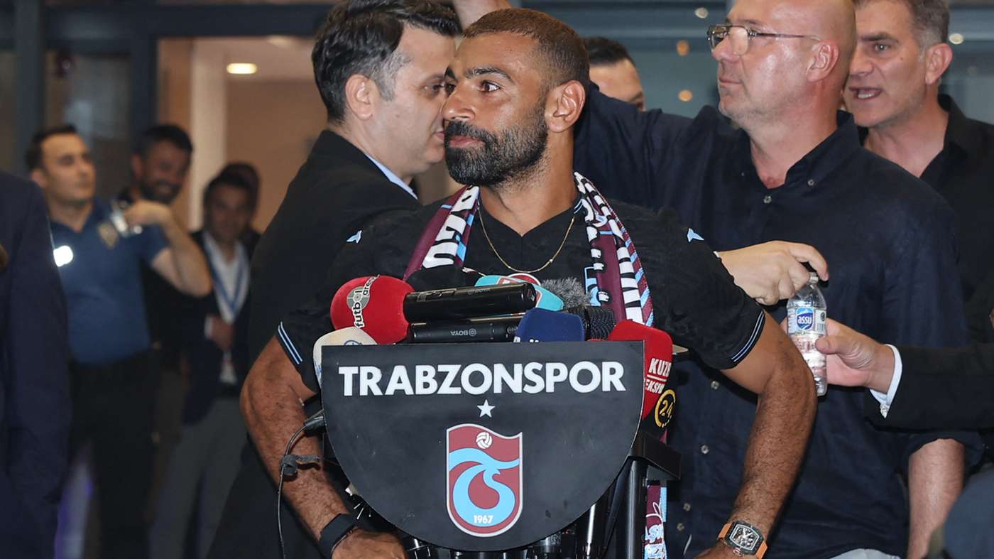 Mohamed Salah stunned by 25,000 Trabzonspor fans after arrival in Turkey