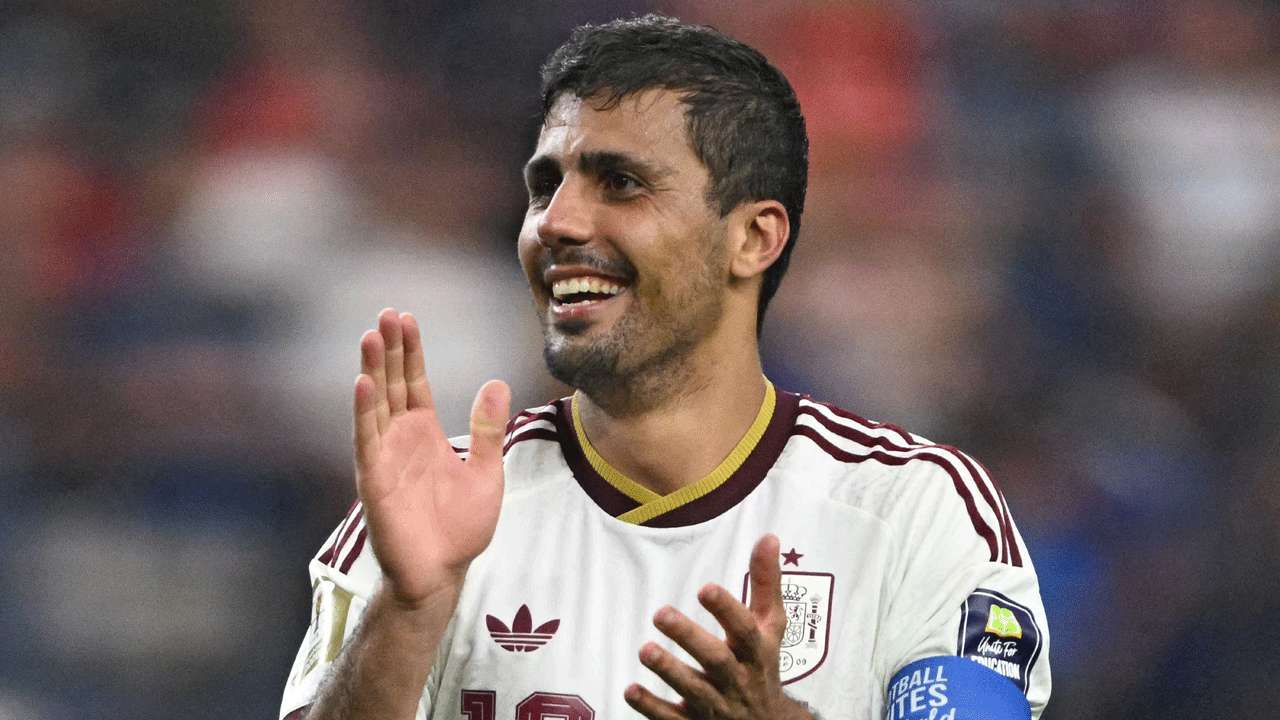 Barcelona’s Julian Alvarez pursuit stalls as Rodri talks gather pace